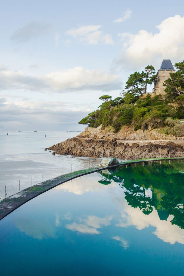 beach-and-swiming-pool-in-dinard-brittany-france