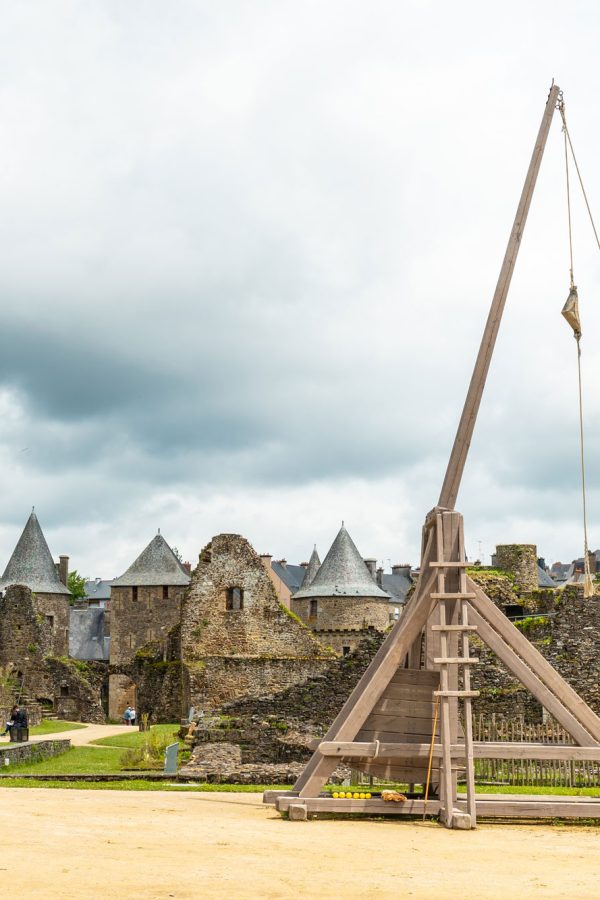 original-catapult-in-the-medieval-castle-of-fougeres-brittany-region-ille-et-vilaine-department-france